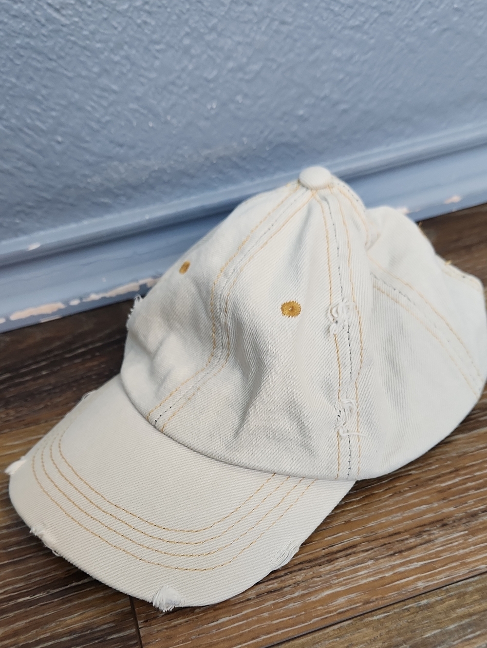 NWOT Mudd Distressed Hat Cream Gold